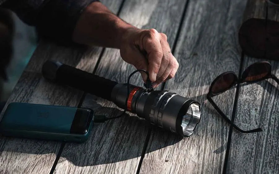 Nebo Davinci 12000 - lampe torche rechargeable 12000 lm