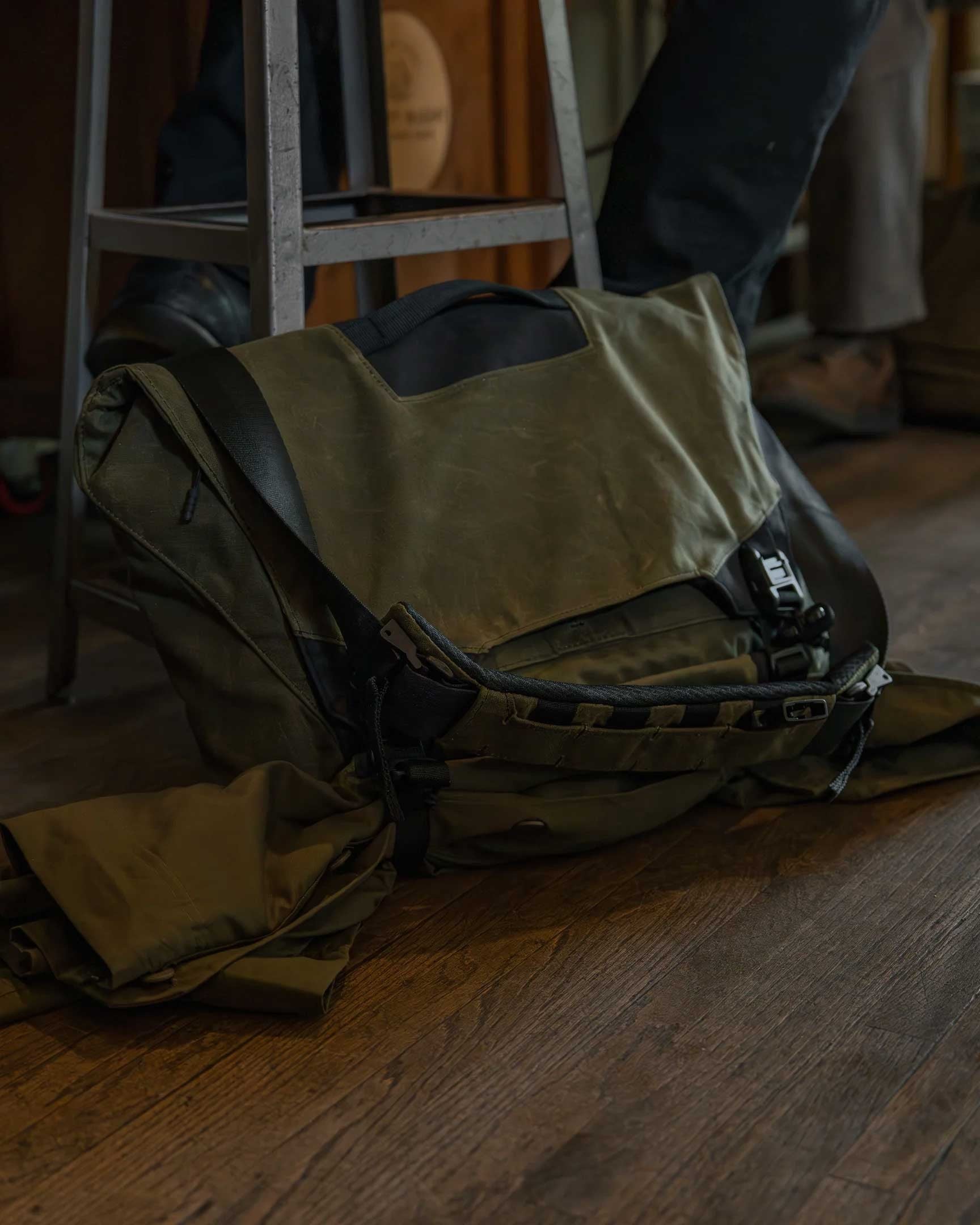 Sacs à dos 20 litres et moins - Triple Aught Design | Parallax Messenger Bag 15L WX - outpost-shop.com