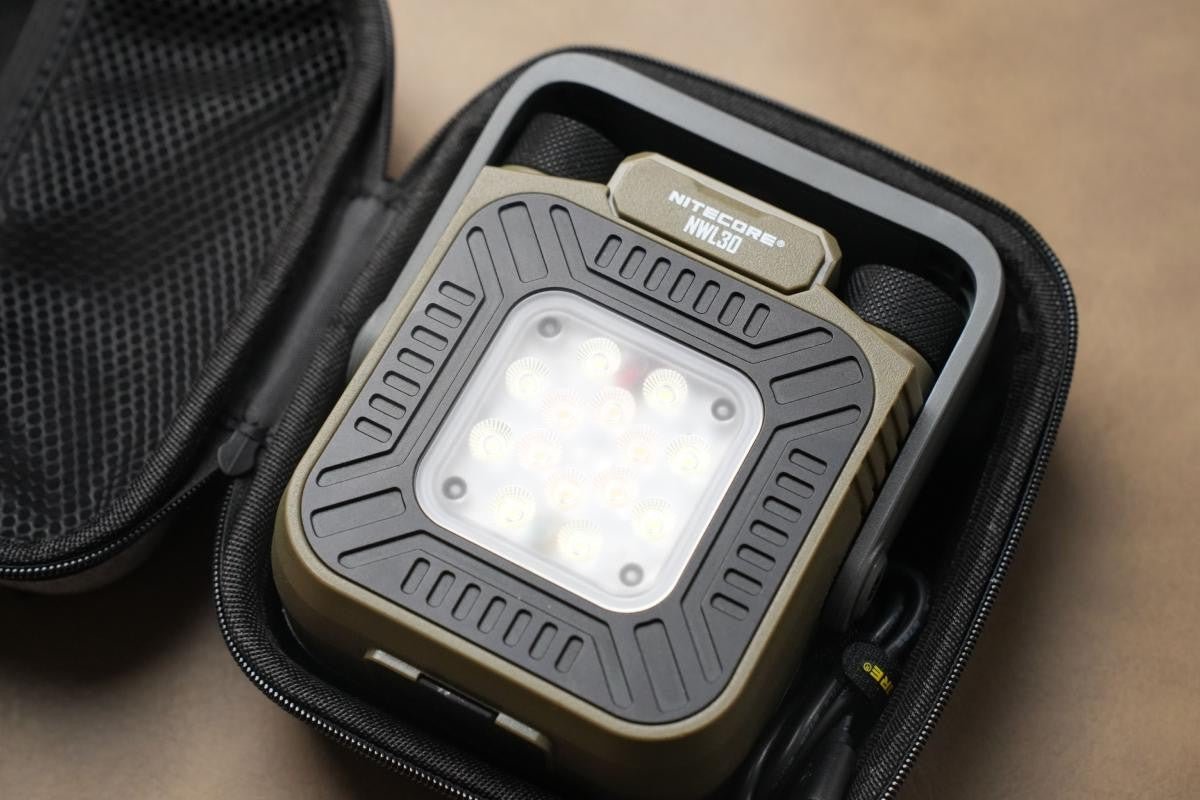 Nitecore en situation : NWL30 Lampe 3-en-1 3000 lm - Répulsif Anti-Moustiques & Power Bank