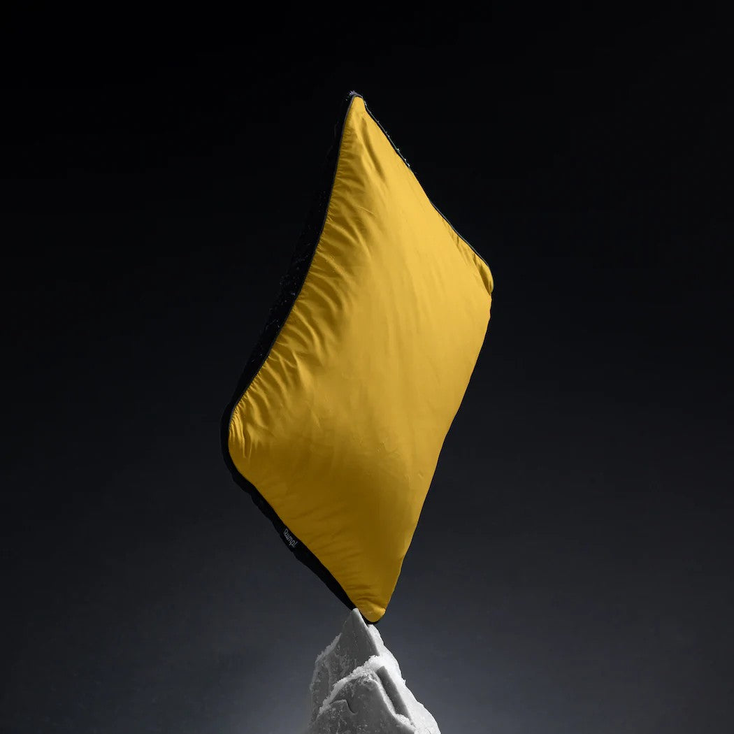 Rumpl en situation : The Stuffable Pillowcase - Summit Yellow